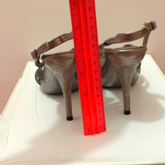Brand new Le Chateau strappy heels - Picture 3 of 5